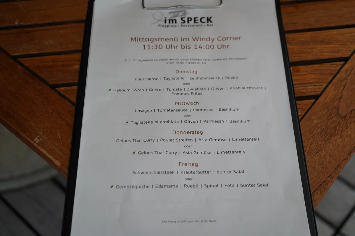 Eine Mittagskarte liegt auf einem Tischchen.